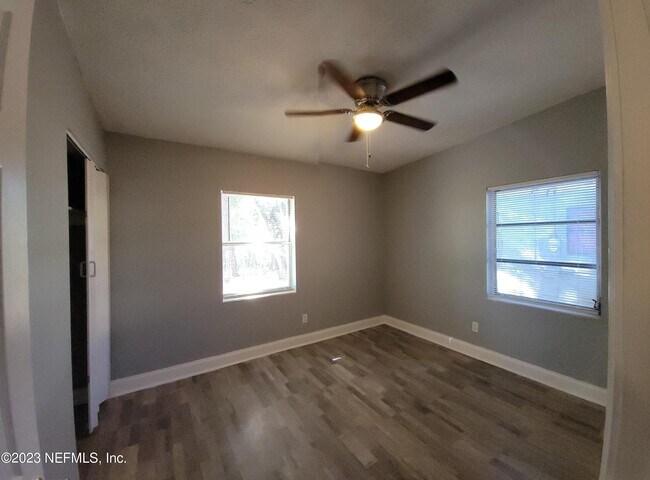 Foto del edificio - 6114 Strawflower Pl