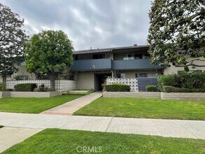 Building Photo - 545 N Holliston Ave