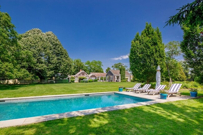 Building Photo - 265 Mecox Road