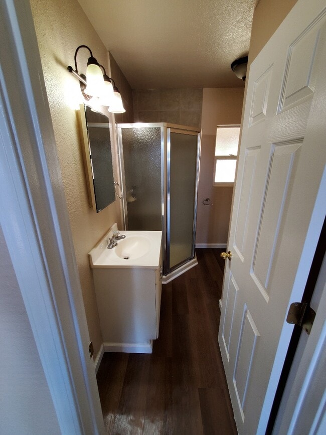 Building Photo - Roeding Road Duplex