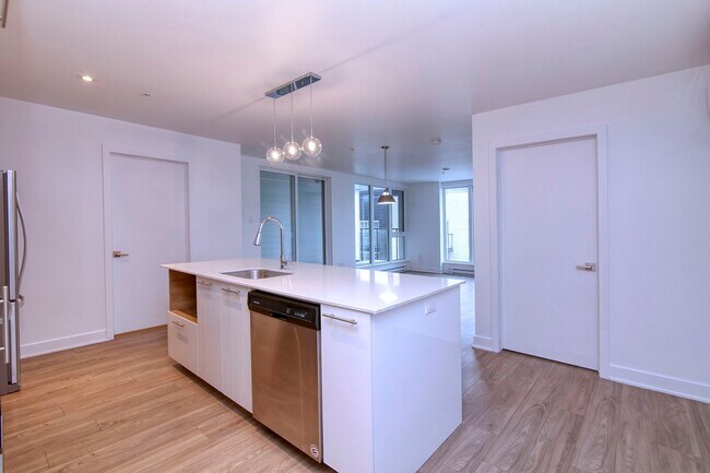 Building Photo - 9675 Av. Papineau