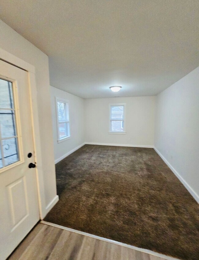 Foto del edificio - Eastside Four Bedroom Home near 42nd and Shadeland Ave