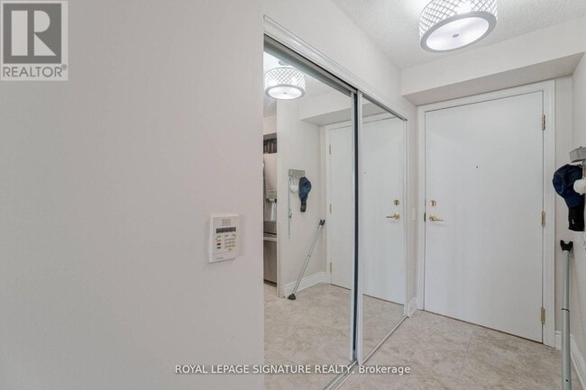 Photo du bâtiment - 25 Kingsbridge Garden Cir