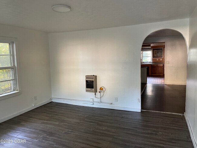 Building Photo - 824 S Picher Ave