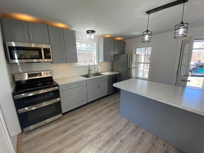 Foto del edificio - 74 Moore Ave