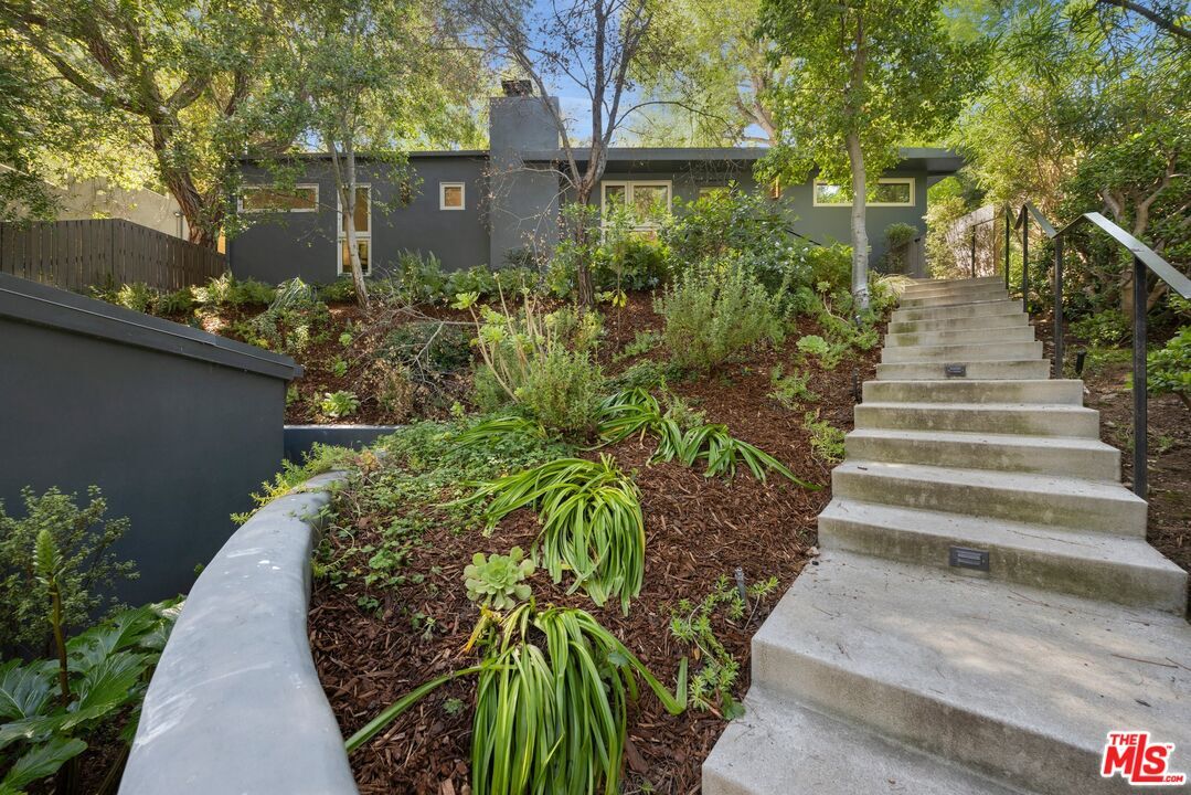 Primary Photo - 8811 Wonderland Ave