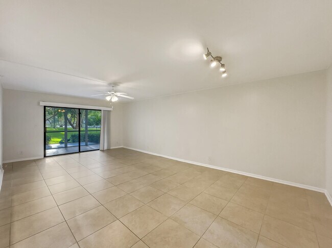 Foto del edificio - 2112 S Cypress Bend Dr