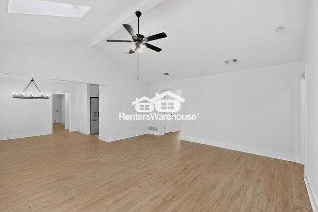 Building Photo - RENOVATED AND MOVE IN READY - ARLINGTON