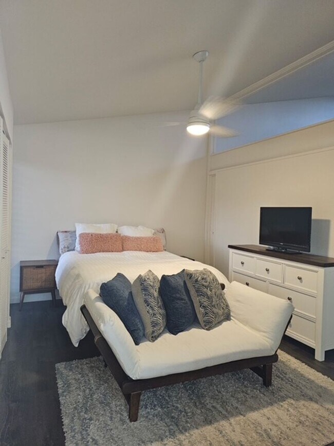 Foto del edificio - Renovated Partly Furnished 3-bedroom, 2.5-...