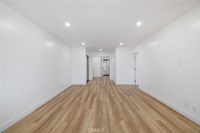 Foto del edificio - 17000 Burbank Blvd