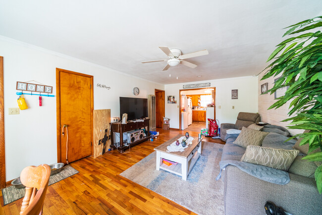 Unit 322-living room - 322 State St