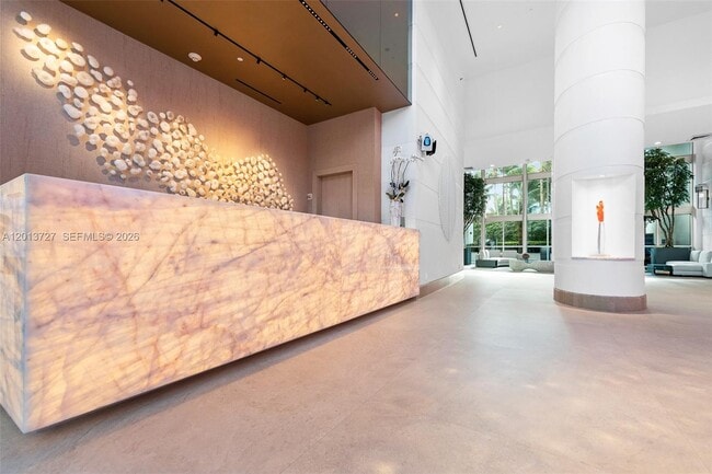 Foto del edificio - 5959 Collins Ave