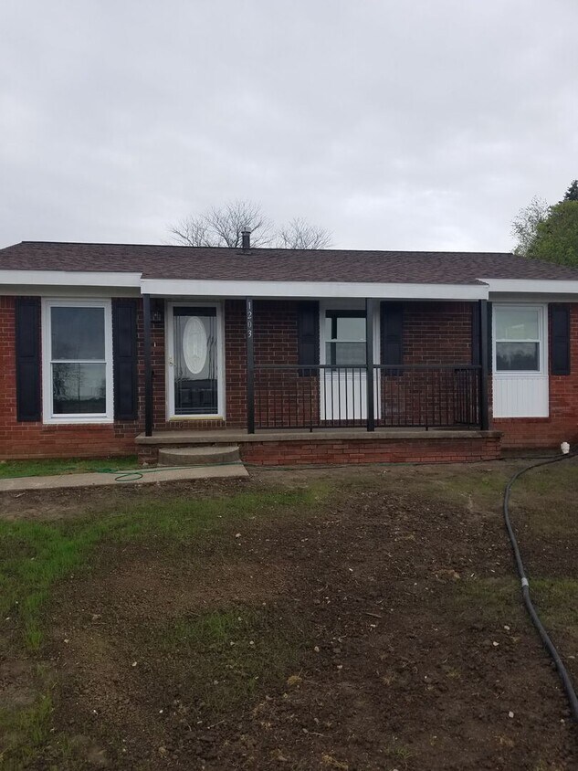 Primary Photo - 3 Bedroom, 1.5 Bath w/Garage Single Family...