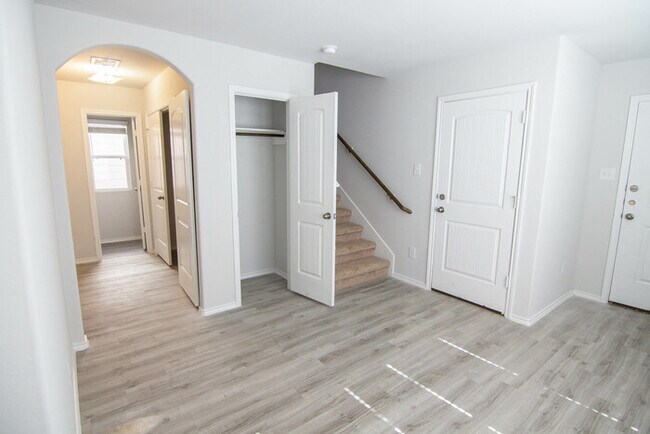 Building Photo - 4018 Silver Ranch Rd