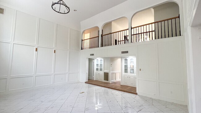 Building Photo - 372 Robbins Dr