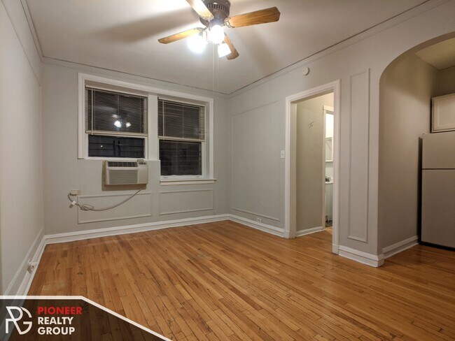 Building Photo - 832 W Wolfram St