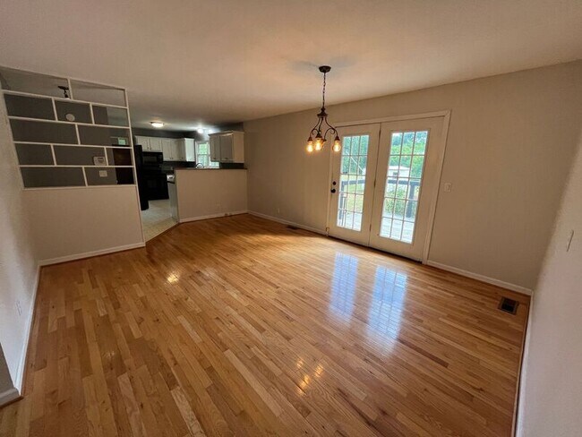 Building Photo - 473 Williams Dr