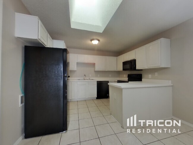 Foto del edificio - 8170 Waterside Trail