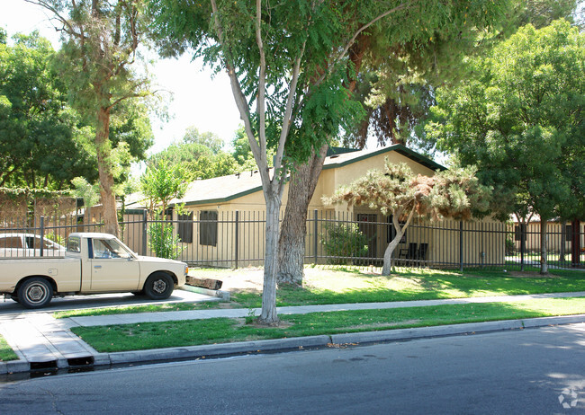 Garland Gardens Apartments Fresno Ca Apartments Com