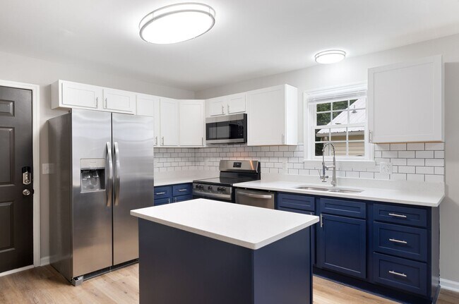 Building Photo - Freshly Updated 3 Bed, 2 Bath Home in Prim...