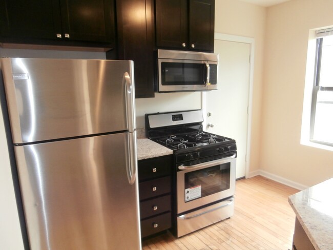 Kitchen - 4747 N Troy St