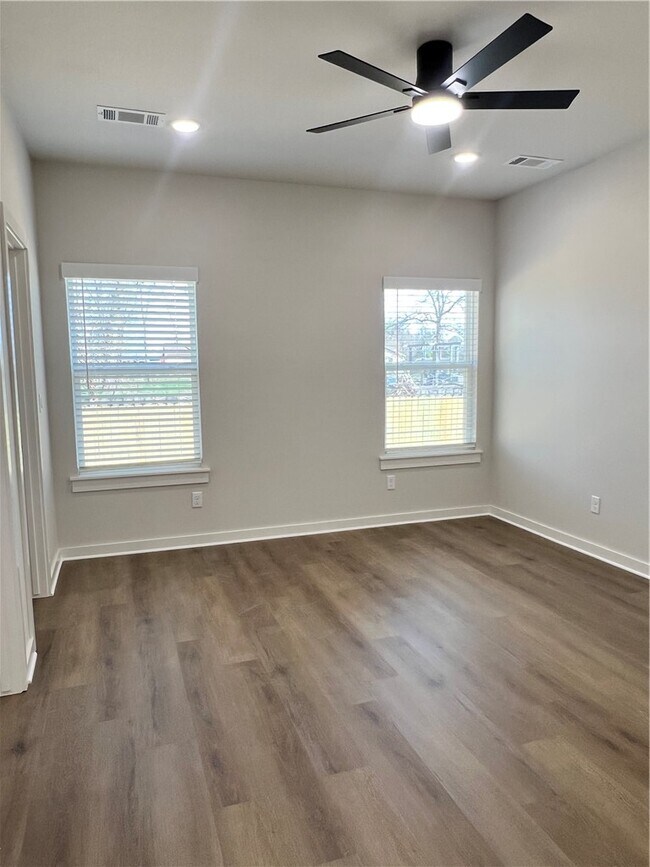 Building Photo - 572 Cosmos St