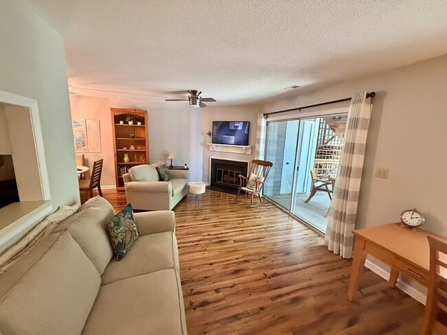 Building Photo - 4100 Sedgewood Dr