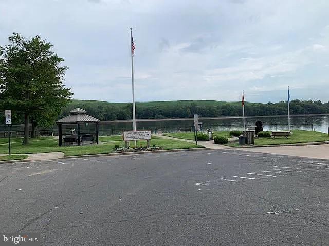 Foto del edificio - 10 Laurel Ave