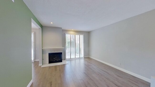 Building Photo - Must See 2 Bedroom 2.5 Bathroom Condo in L...