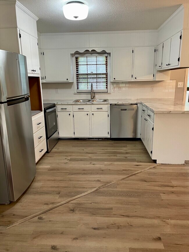 Building Photo - 301 Greenbriar Dr