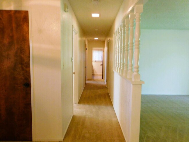 Foto del edificio - 9214 E Belmont Ave