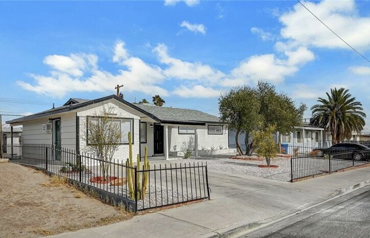 Foto principal - Remodeled 3-Bed Home with Private Studio, Driveway & Spacious Backyard!