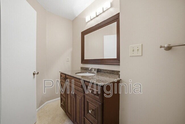 Building Photo - 5140 Glenwood Way