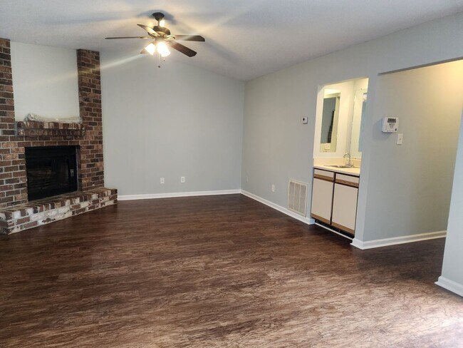 Building Photo - 2bd/2ba Townhome in Georgetown with walk i...