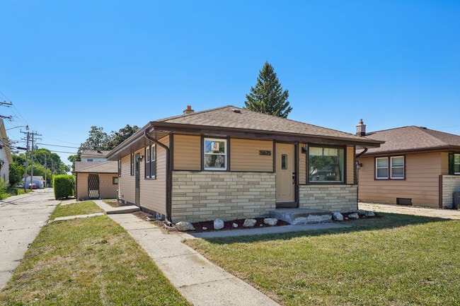 Building Photo - 5625 N 92nd St