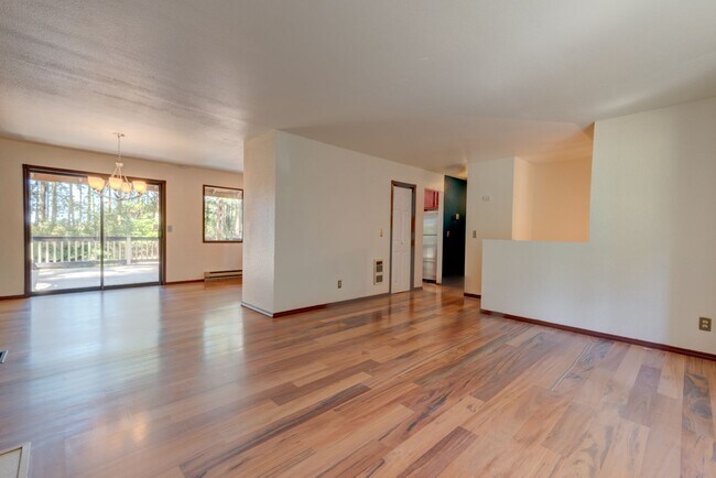 Building Photo - 1638 Fern Pl
