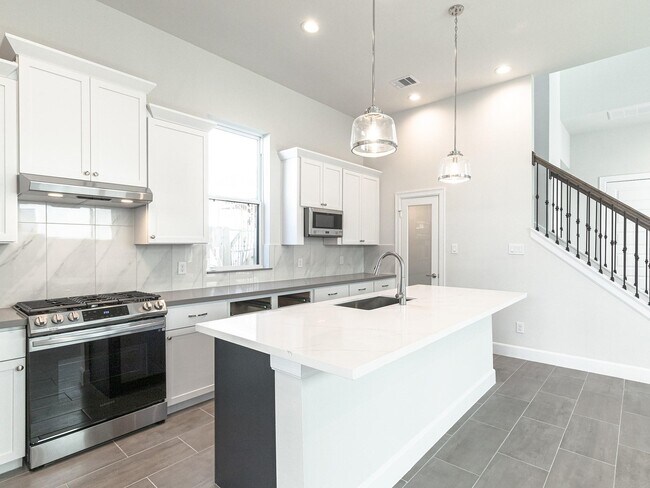 Building Photo - 2718 Grand Fountains Dr