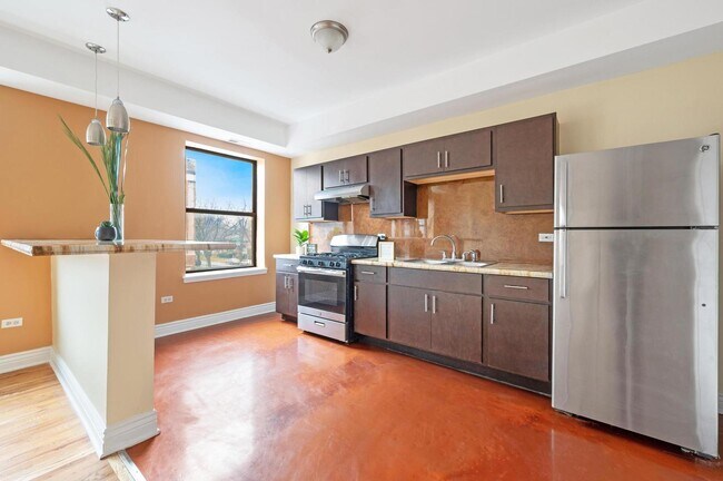 Building Photo - 657 E 79th St
