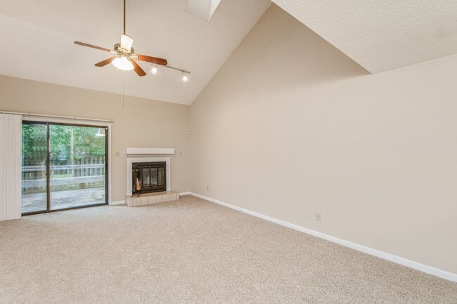 Building Photo - Spacious Townhouse