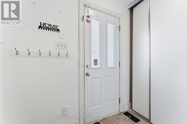 Building Photo - 106 Castlegreen Private