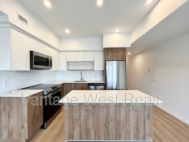 Building Photo - 604-604 Cawston Ave