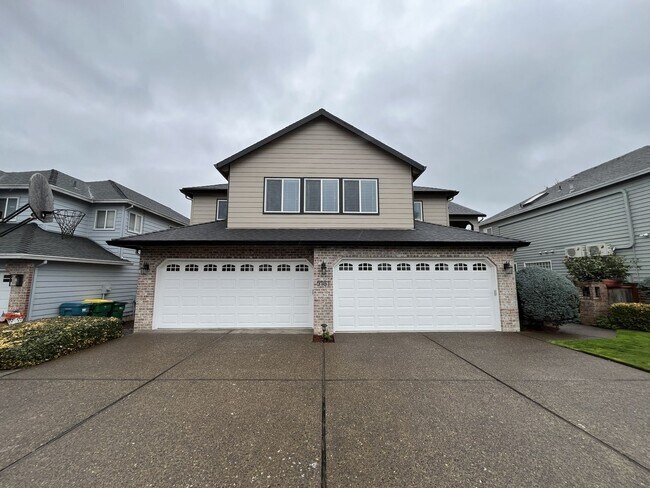 Building Photo - Grand 5 Bedroom Home Featuring 19ft Ceilings, Family Room & Main-Level Suite