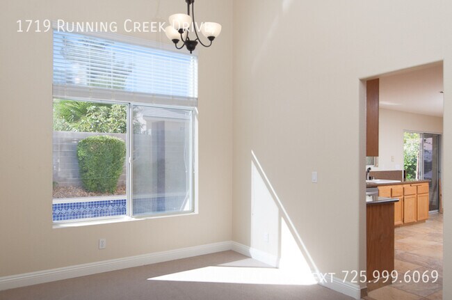 Foto del edificio - 1719 Running Creek Dr