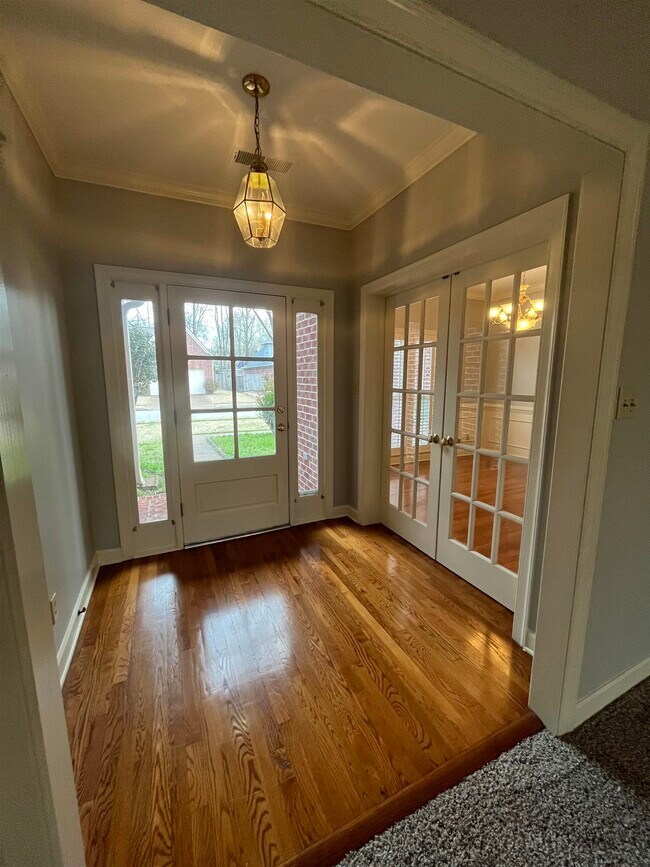 Building Photo - 8570 Meadow Green Dr
