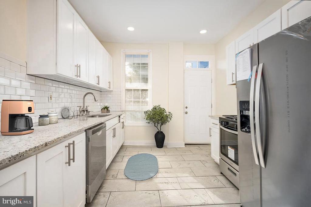 Foto principal - 527 E 27th St