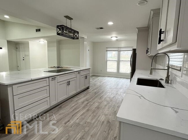 Building Photo - 9985 Lake Forest Way