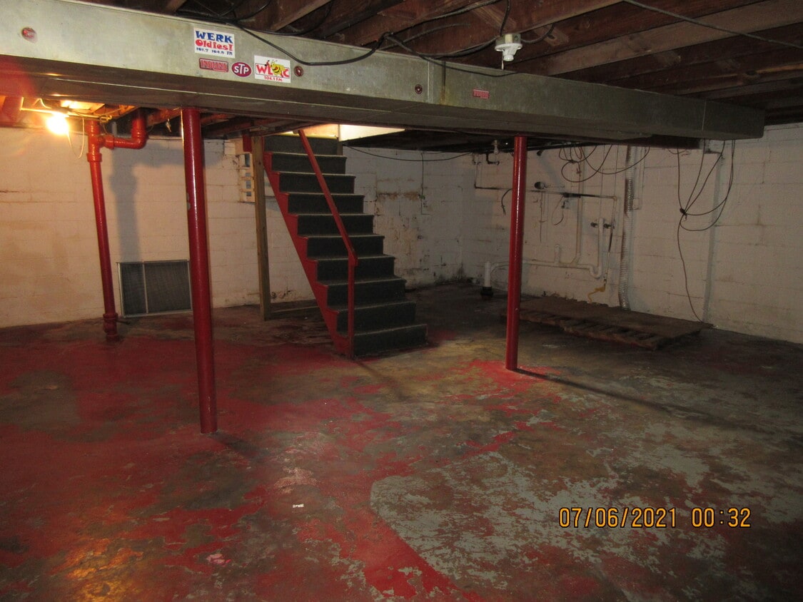 Large basement w/d hookup - 2900 Sheridan St