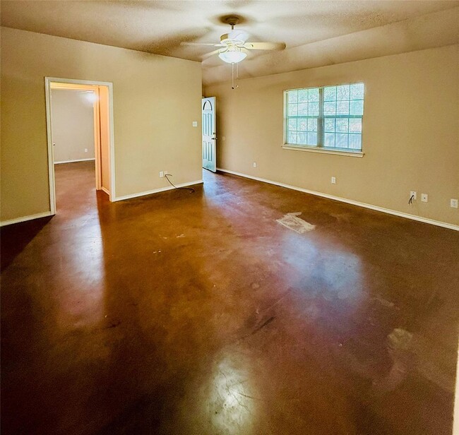 Building Photo - Charming 2-2 Duplex