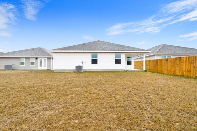 Building Photo - Spacious 5 Bedroom Home with Community Pool