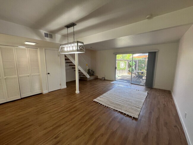Foto del edificio - Charming 2-Story Condo on Greenbelt-$500 O...